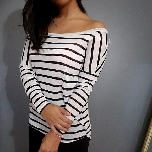 BLACK WHITE OFF SHOUDLERTOP - Picture 2 of 6